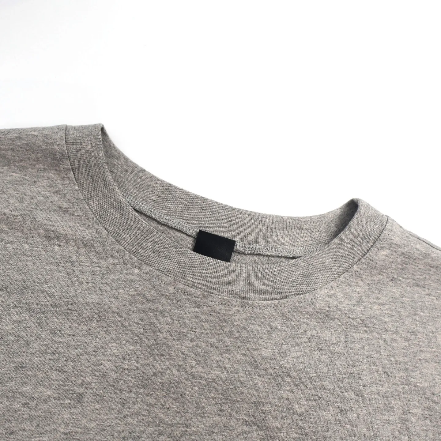 🅿️340 [Exclusive supply] CH Crow heart flocked cross long-sleeved T-shirt (grey) The original version was purchased and developed for 10949, a popular item in early autumn. The fabric is lightly brushed cotton 180g fabric. The upper body is super skin-friendly and soft. Original cowhide main label wash mark. Silver thread anti-counterfeiting laser. Purchased the original version and developed it 1:1 restoration. The flocking print is consistent with the original version. They are all black and cyan (green light), not the ordinary black fake version on the market. The collar threads are also dyed in the same vat. Size:S-M-L-XL